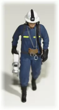 Hasič s hadicí a dýchacím přístrojem SATURN S7 Hasič s hadicí a dýchacím přístrojem SATURN S7