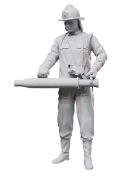 Hasič s proudnicí na pěnu a dýchacím přístrojem