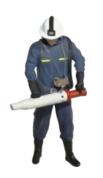 Hasič s proudnicí na pěnu a dýchacím přístrojem SATURN S7
